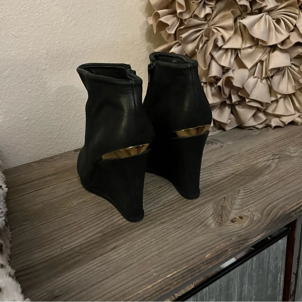 Steven by Steve Madden Women Black Leather Honu  Wedge Ankle Zipper Booties 10
